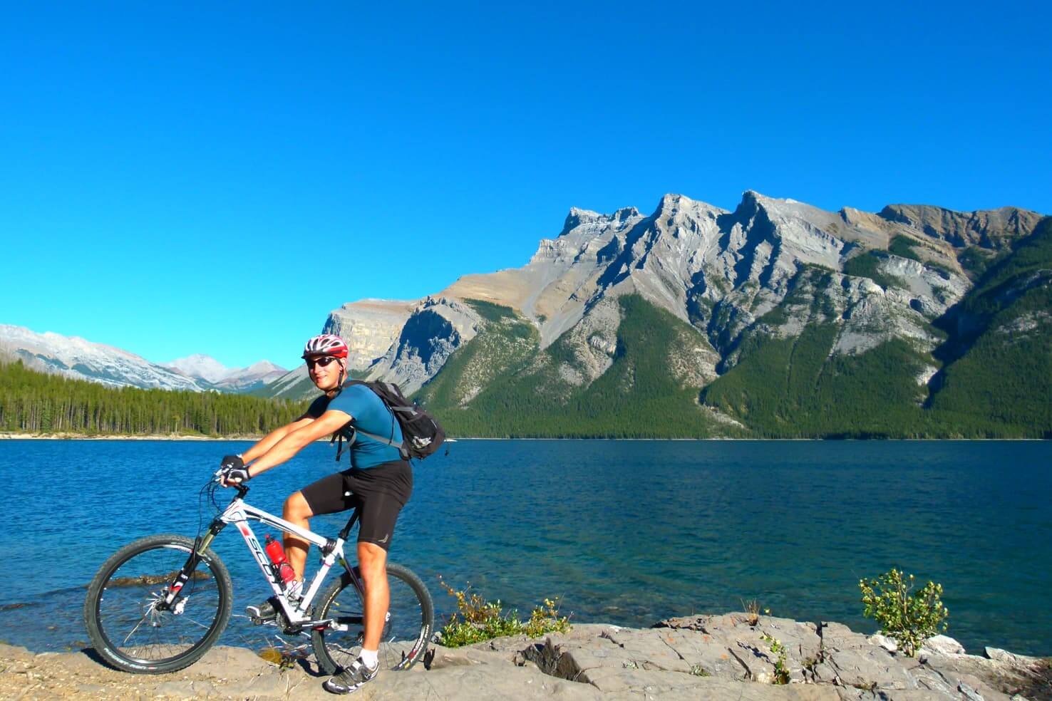 100 best things to do in Banff National Park, Canada - Bike & hike along Lake Minnewanka