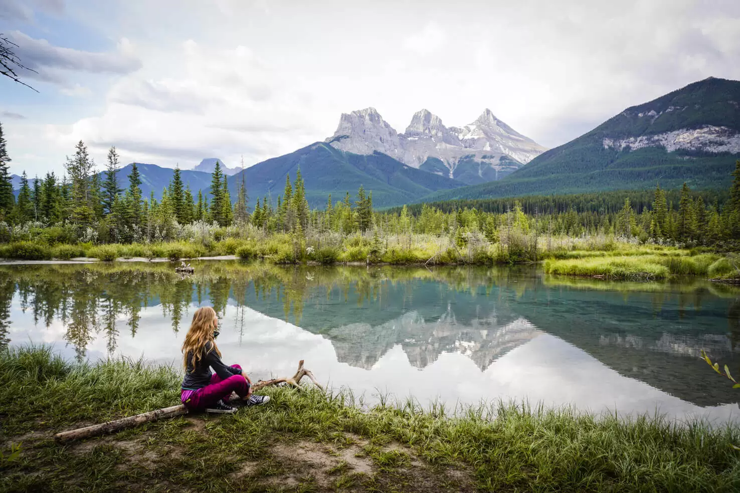 Photograph the iconic peaks of Three Sisters